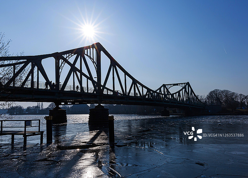 柏林和波茨坦之间格林尼克大桥的冬季图片素材