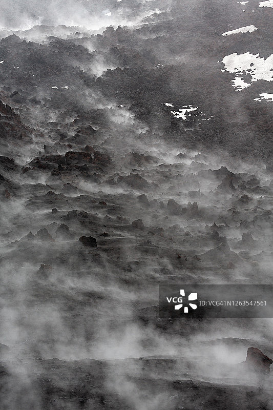 堪察加半岛壮观的火山景观，普洛斯基托尔巴奇克火山喷发的熔岩流 - 多云多雨天气下的旅游目的地图片素材