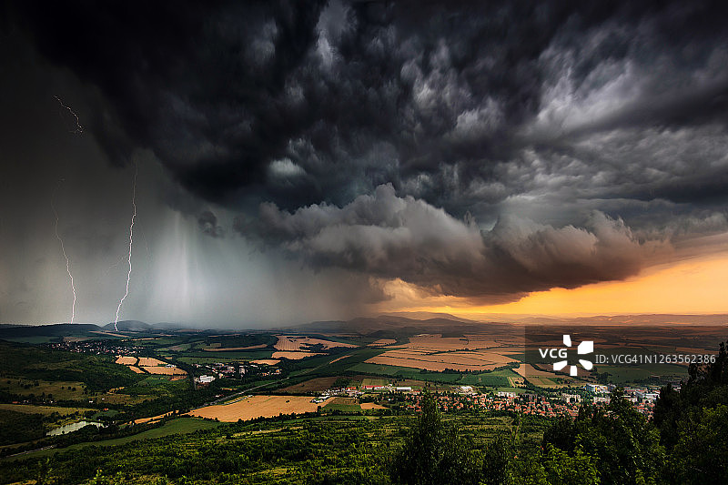 保加利亚平原上结构精美的雷暴图片素材