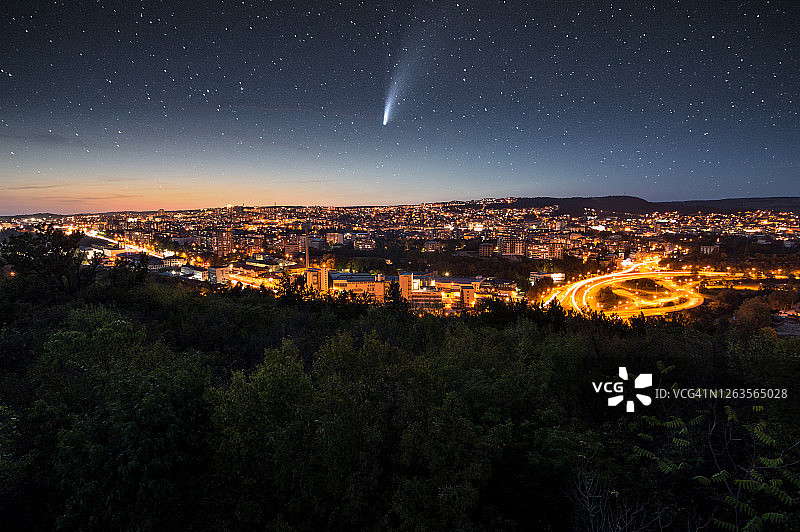 夜幕下的城市与Neowise彗星图片素材