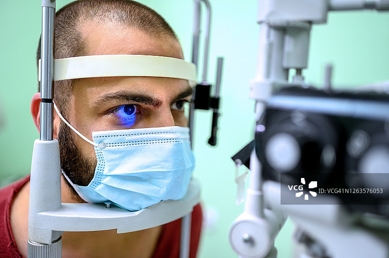 男人在眼科医生办公室进行眼科检查图片素材