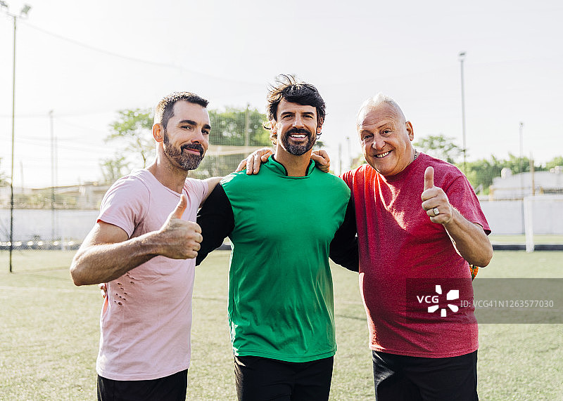 男人足球运动员在球场上竖起大拇指图片素材