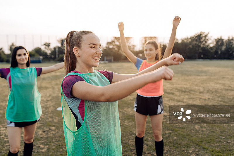 女孩们在橄榄球训练中玩耍图片素材