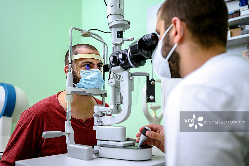男人在眼科医生办公室进行眼科检查图片素材