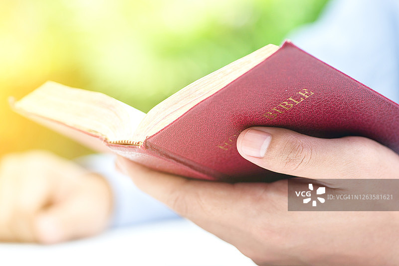 阅读圣经图片素材