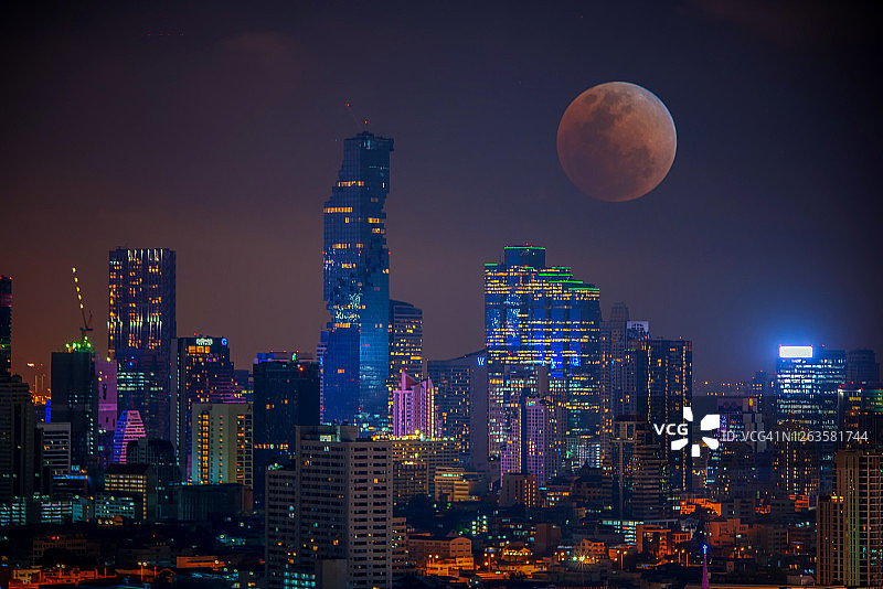 曼谷夜景与摩天大楼的血月图片素材