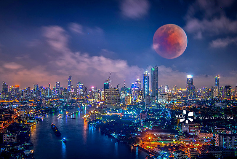 曼谷夜景与摩天大楼的血腥月亮图片素材