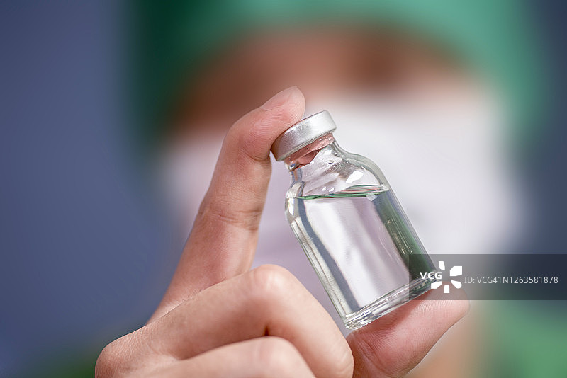 男医生拿着新冠疫苗图片素材