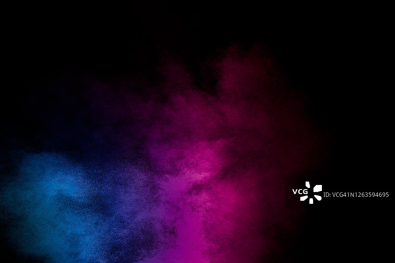 黑色背景上粉蓝色尘埃粒子飞溅，粉蓝色粉末飞溅图片素材