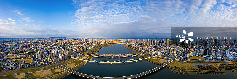 日本大阪市河流与建筑无人机鸟瞰全景图片素材
