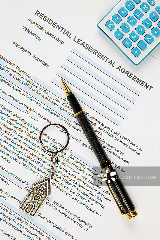 附带房屋钥匙扣、笔和计算器的租赁协议图片素材
