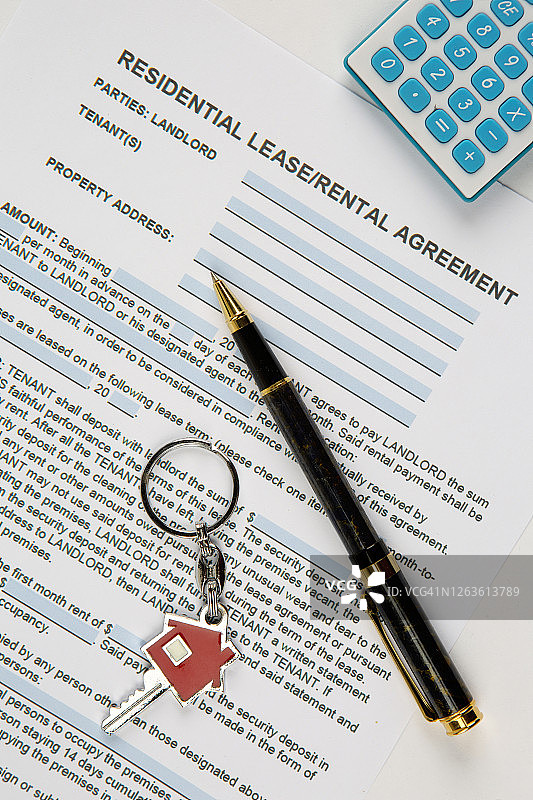 附带房屋钥匙扣、笔和计算器的租赁协议图片素材