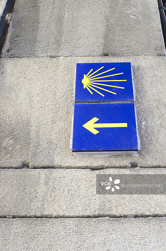 西班牙科鲁尼亚通往圣地亚哥-德孔波斯特拉朝圣之路的扇贝壳标志图片素材