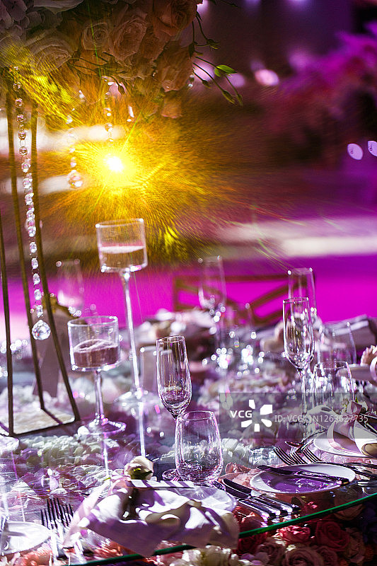 为庆祝活动准备的奢华装饰餐桌图片素材