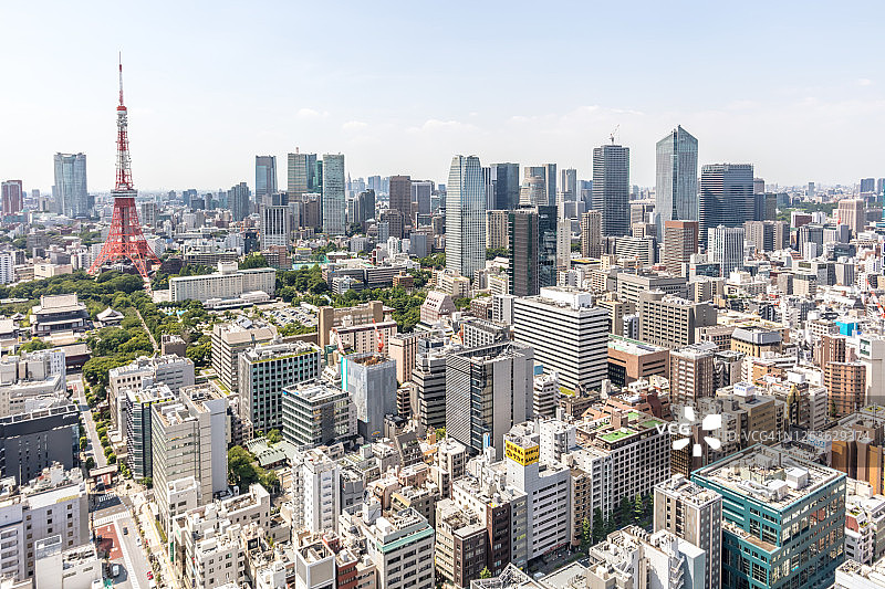 东京天际线高角度景观，含摩天大楼和东京塔，日本。图片素材