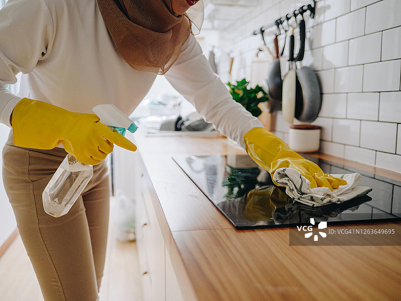 穆斯林女孩清洁厨房灶台图片素材