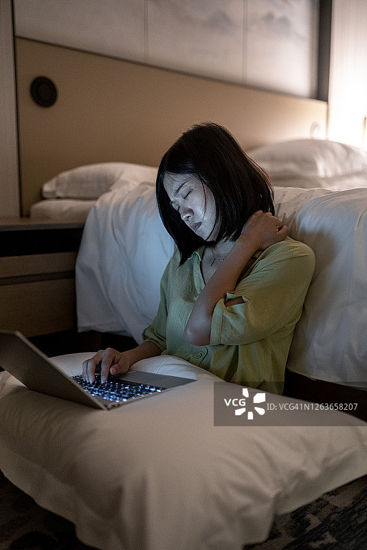 在卧室里工作到很晚的亚洲女人图片素材