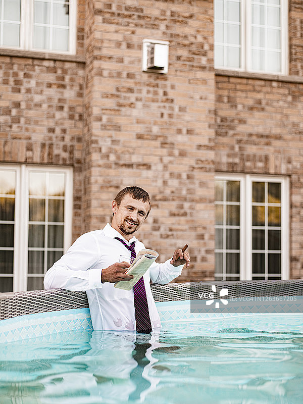 泳池里的年轻寡头图片素材