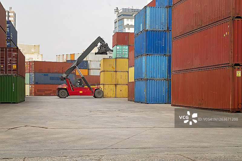 起重机在港口吊起集装箱图片素材