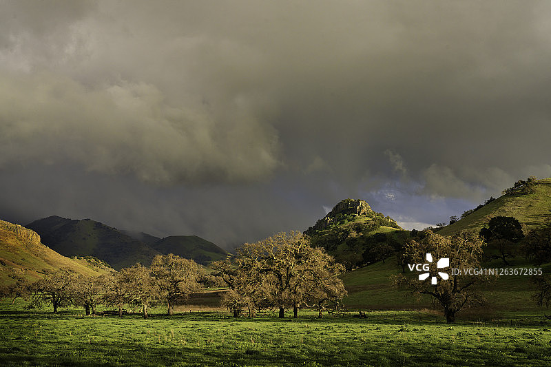 达布洛山脉的傍晚光线图片素材