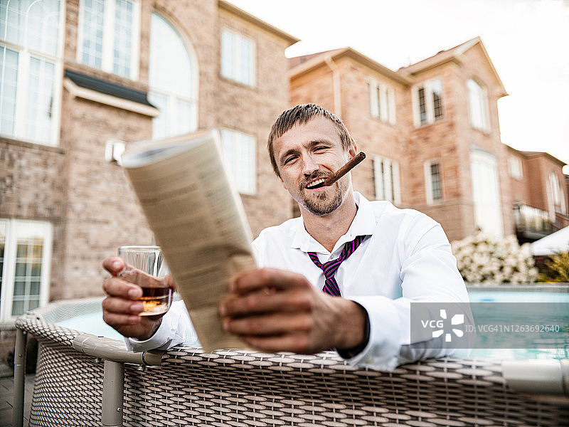 泳池里的年轻寡头图片素材