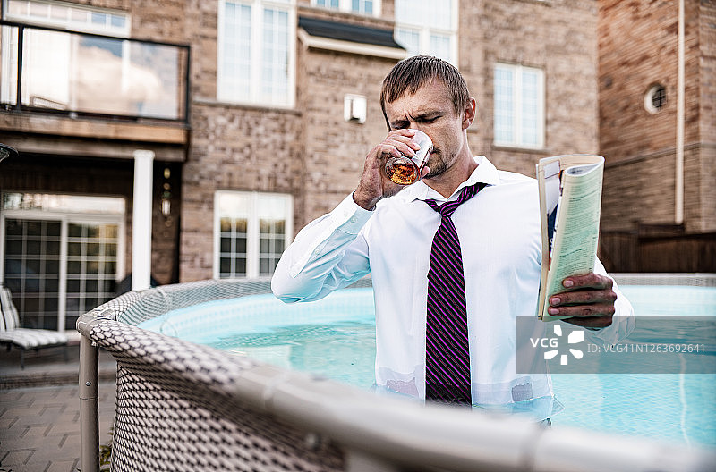 泳池里的年轻寡头图片素材