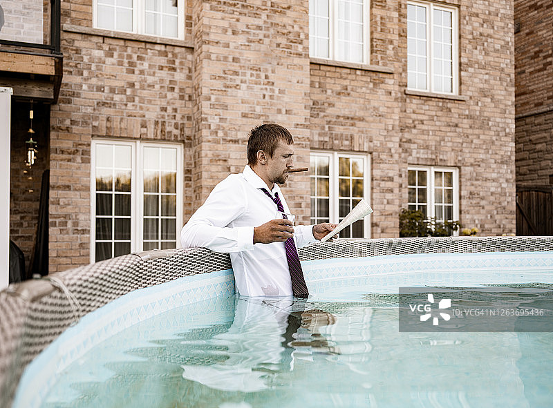 泳池里的年轻寡头图片素材