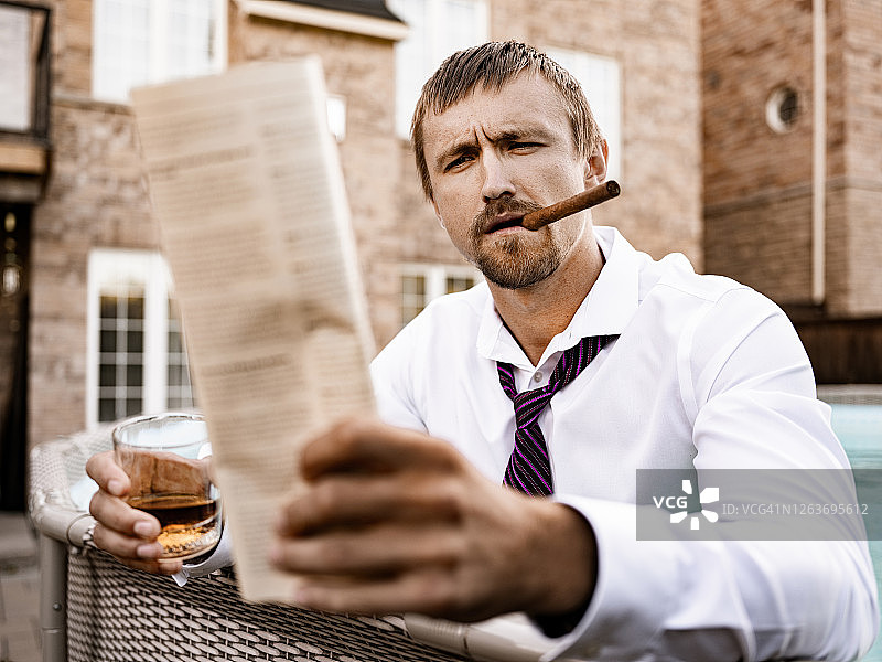 泳池里的年轻寡头图片素材