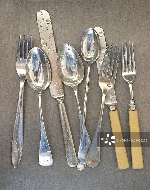 灰色背景上的复古银器合集图片素材