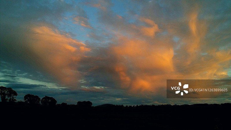 梦幻般的日落时分图片素材