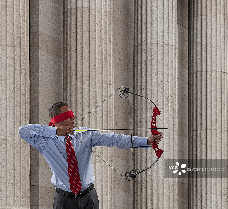 射击盲区...蒙眼的华尔街弓箭手图片素材