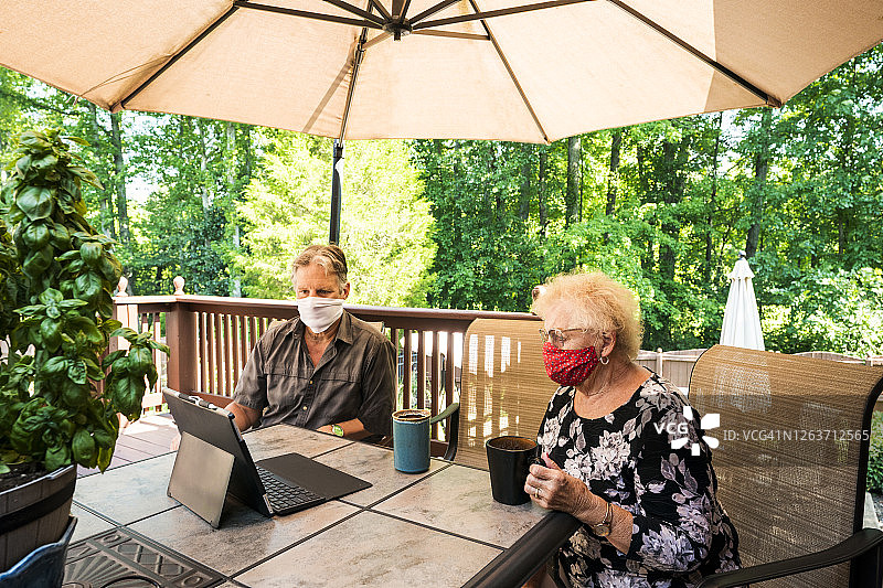 户外观看在线节目的社交距离图片素材