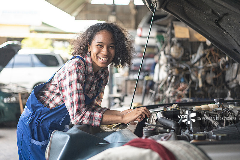 女性技工在汽车修理店检查汽车图片素材