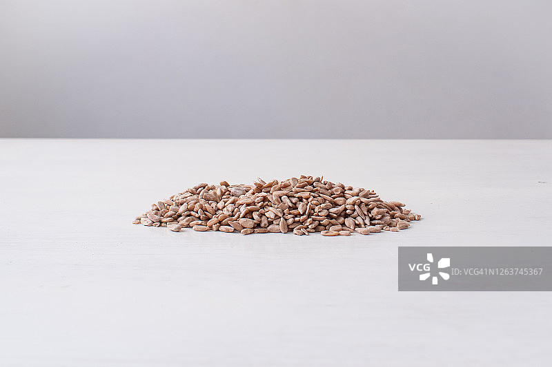 白色背景上的葵花籽图片素材