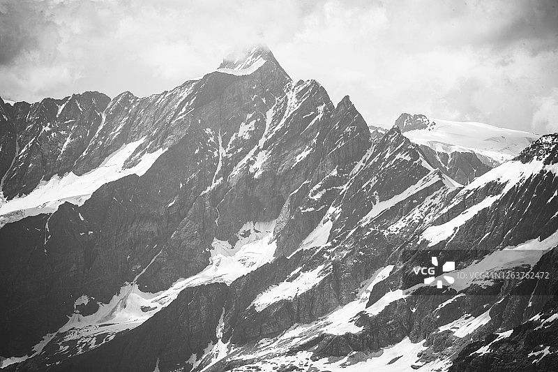 瑞士伯尔尼阿尔卑斯山著名的艾格峰、僧侣峰和少女峰特写图片素材