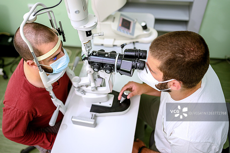 男人在眼科医生办公室进行眼科检查图片素材