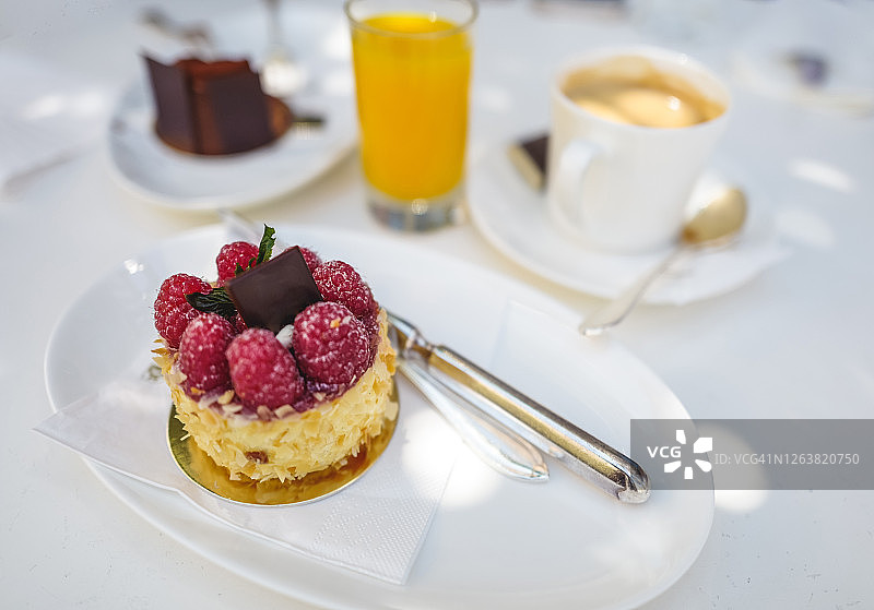 覆盆子馅饼、橙汁和咖啡下午茶特写图片素材