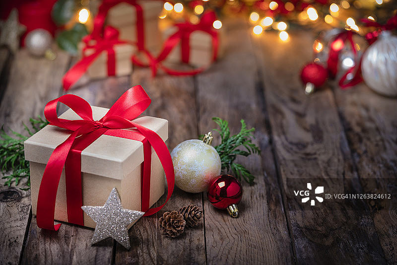 带有装饰品的乡村木桌上的圣诞礼物，留白图片素材