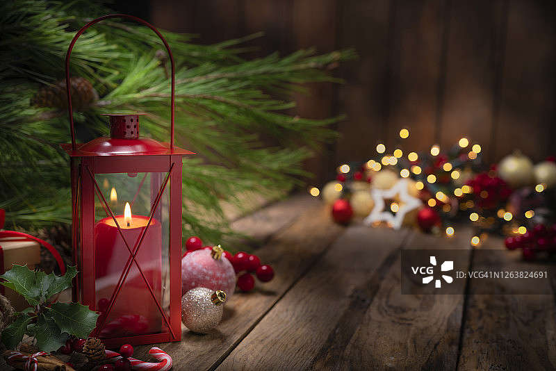 圣诞红色灯笼与乡村木桌上的圣诞装饰，留白图片素材