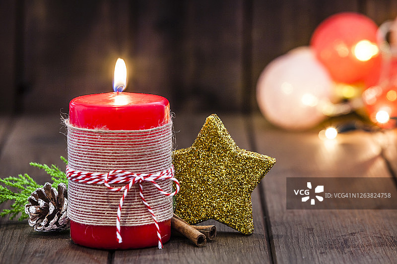 乡村木桌上的圣诞蜡烛，留白图片素材