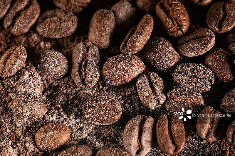 高速同步拍摄的飞舞咖啡豆图片素材