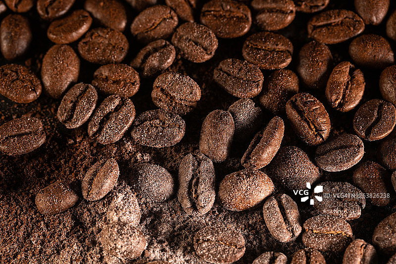 高速同步拍摄的飞舞咖啡豆图片素材