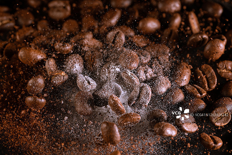 高速同步拍摄的飞舞咖啡豆图片素材