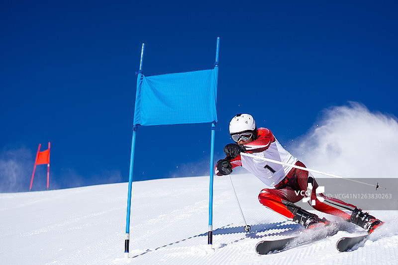 冬季专业运动：滑雪运动员图片素材