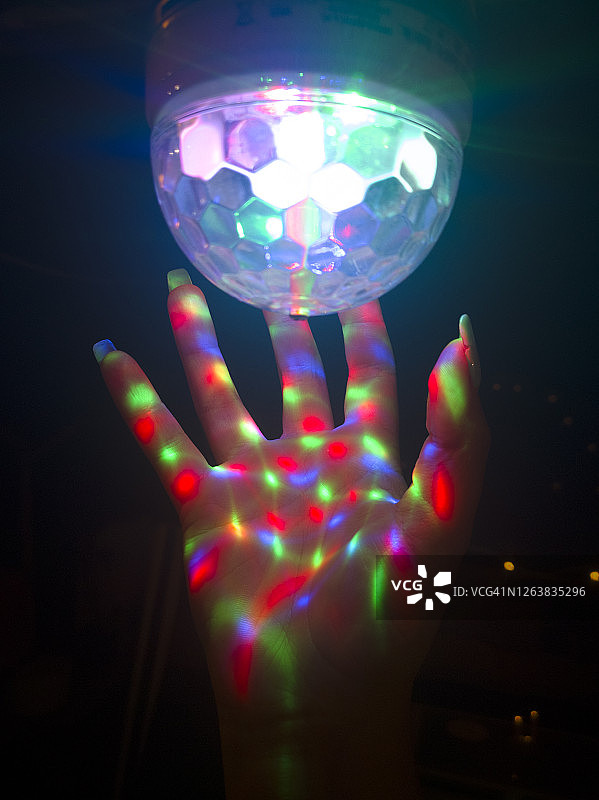 女人手持迪斯科球图片素材