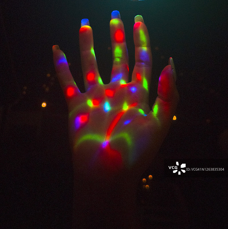 女人的手与迪斯科球灯光图片素材