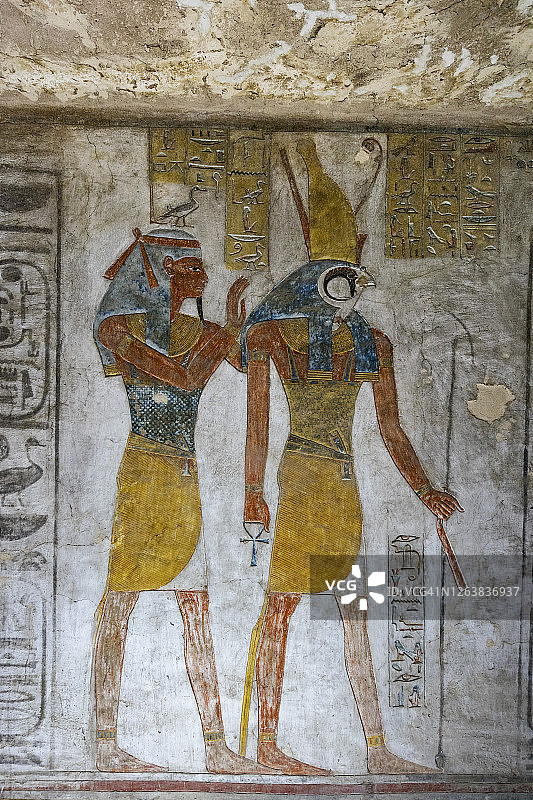 荷鲁斯、奥西里斯和阿努比斯的神像石雕废墟图片素材