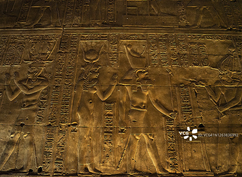 荷鲁斯、奥西里斯和阿努比斯的神像石雕废墟图片素材