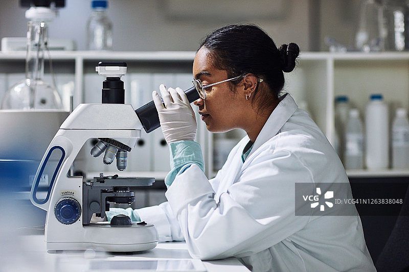 她看到了什么？图片素材