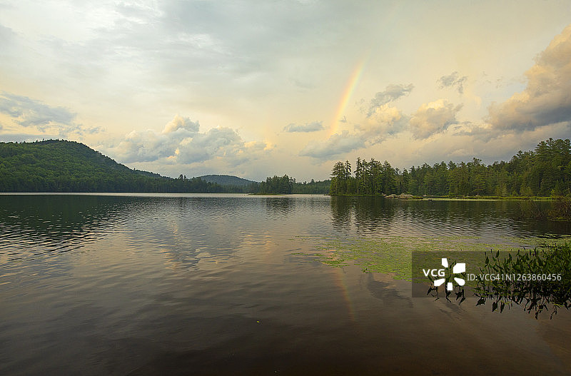 山间湖泊的傍晚彩虹图片素材